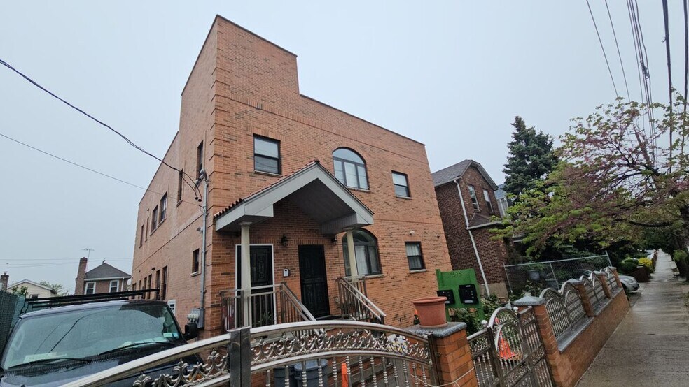 Building Photo - 1695 Albany Ave