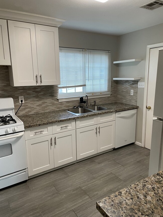 Building Photo - 409 Helios Ave