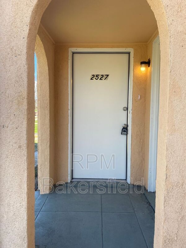 Building Photo - 2527 Chester Ln