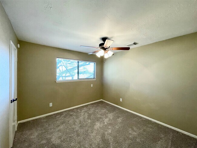 Building Photo - 15006 Elmont Dr