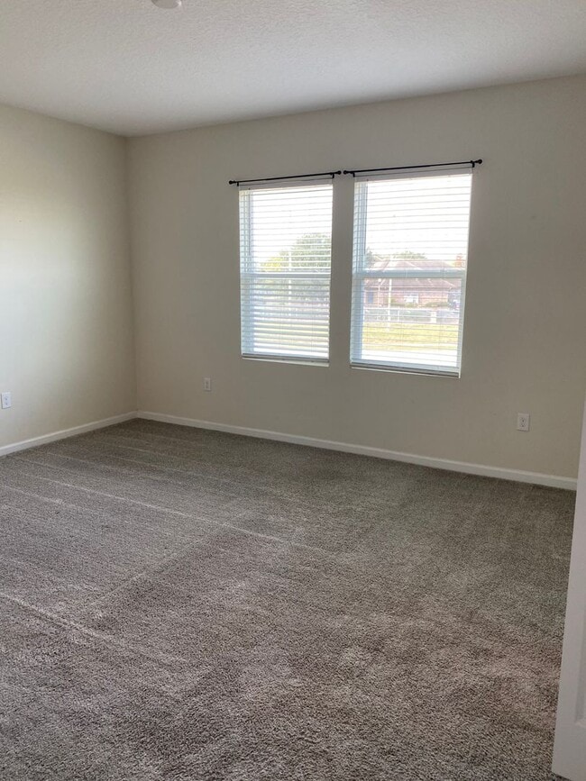 Building Photo - GATED 3 BR/2.5 TOWNHOUSE