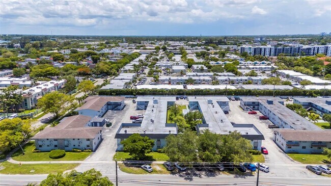 Building Photo - 4590 SW 67th Ave