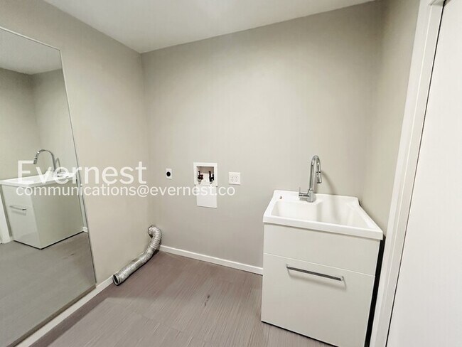 Building Photo - 7516 S Sanibel Cir