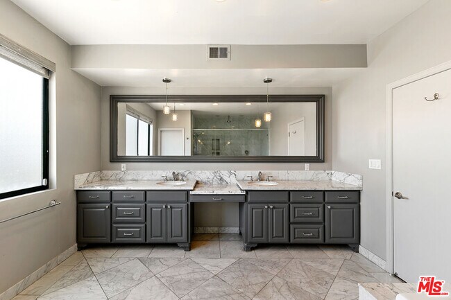 Building Photo - 214 N Crescent Dr