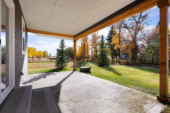 Building Photo - Beautiful and Spacious 3 Bed, 2.5 Bath Hom...