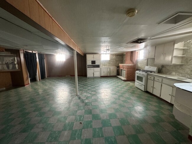 Building Photo - 697 Wesley Ave