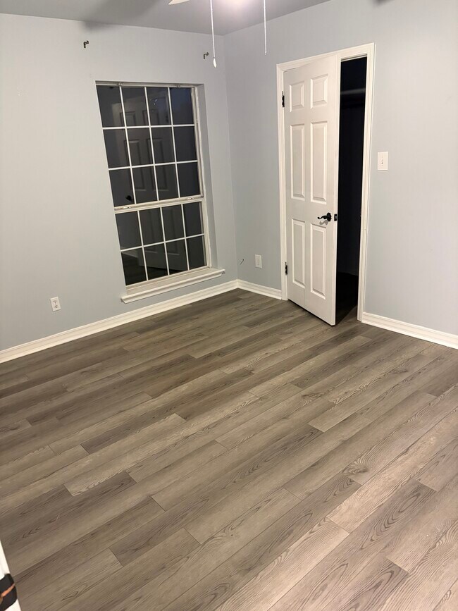 Building Photo - 5900 Clearview Cir