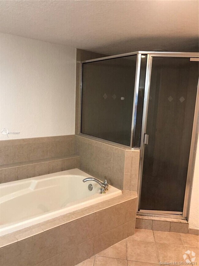 Building Photo - Three Bedroom unit in Victoria Park - Pine...