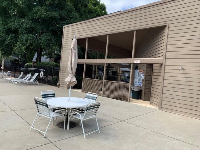 Building Photo - 2004 Parkaire Crossing