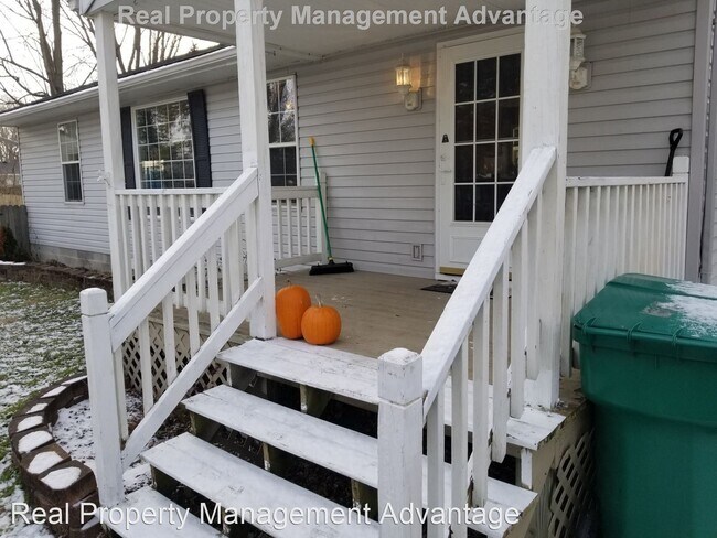 Building Photo - 3 br, 1 bath House - 21845 Novi Rd.