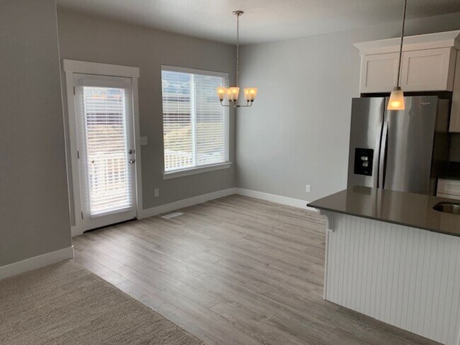 Building Photo - Beautiful Townhome in Great Location!