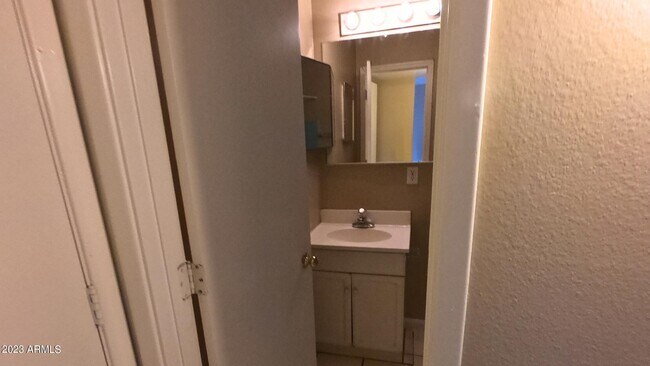 Building Photo - 26 W 6th Pl