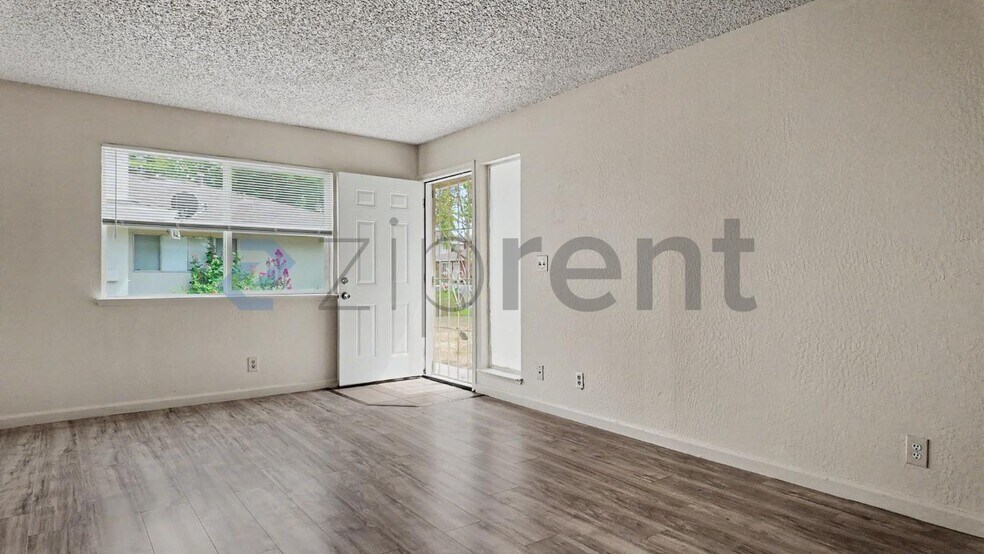 Building Photo - Unit 3