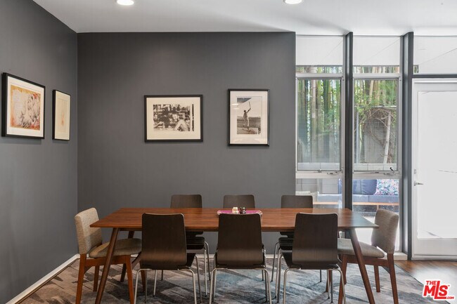 Building Photo - 825 Kings Rd