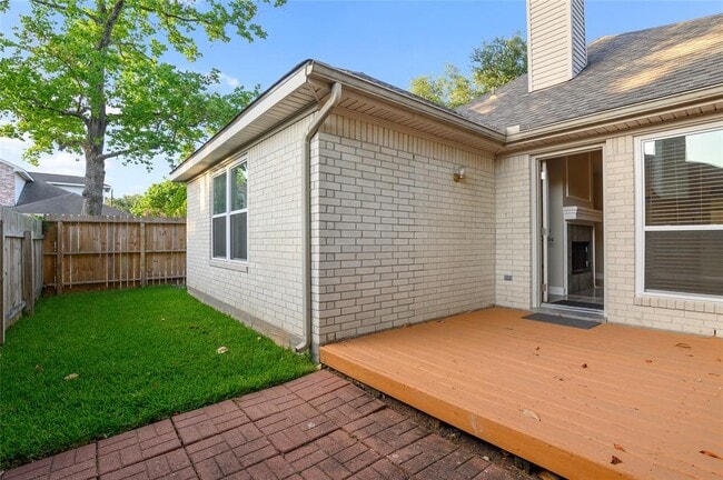 Building Photo - 10335 Emerald Oaks Dr