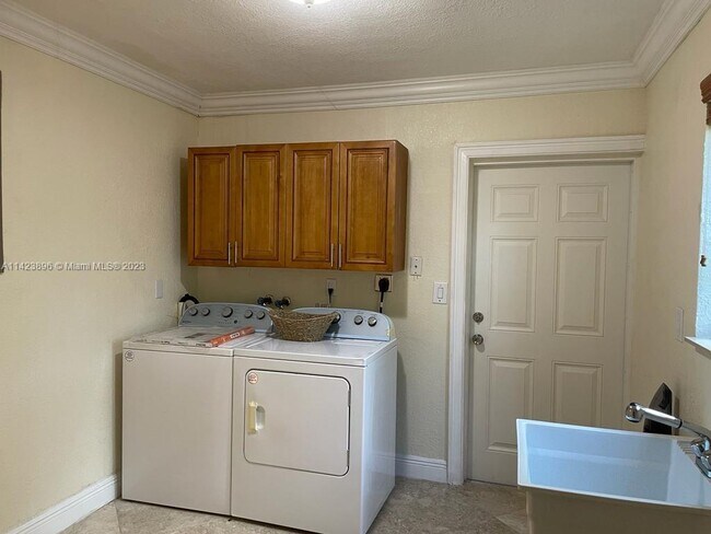 Building Photo - 361 SW 60th Ave