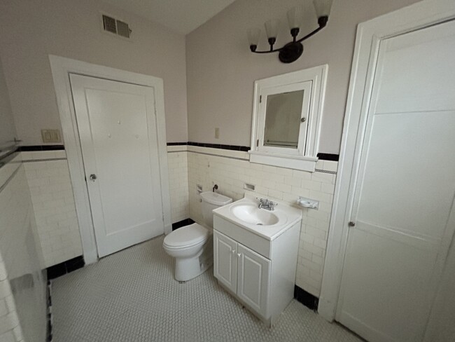 2nd bathroom - 4005 Franklin Ave