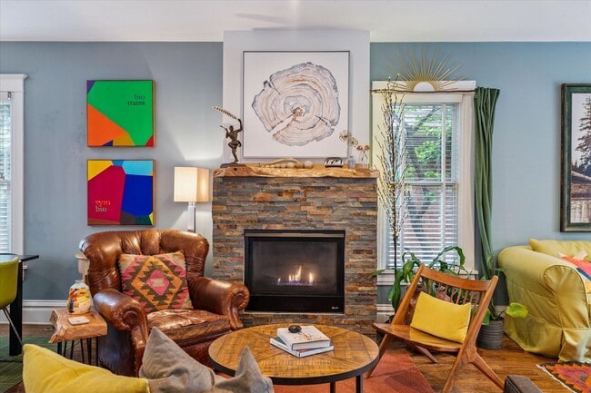 Building Photo - Furnished or unfurnished updated single family home in The Highlands.