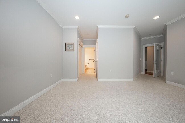 Building Photo - 300 W Elm St