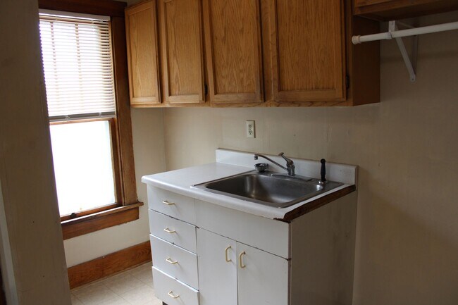 Building Photo - House for rent! 2 kitchens 3 Baths! Close ...