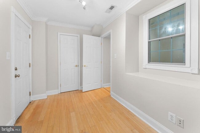 Building Photo - 550 Hobart Pl NW