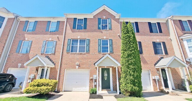 Building Photo - 3 Bed / 2 Full and 2 Half Bath Single Family Townhome