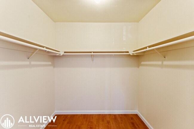 Building Photo - Charming 3-Bedroom, 1.5-Bath Townhouse in ...