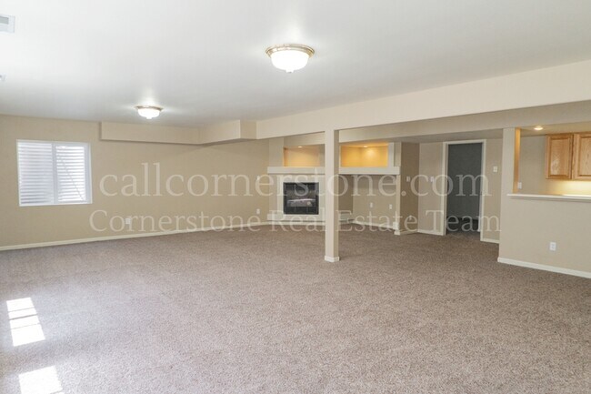 Building Photo - 3305 Hollycrest Dr