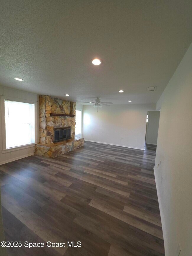 Building Photo - 901 Colonial Ave SE