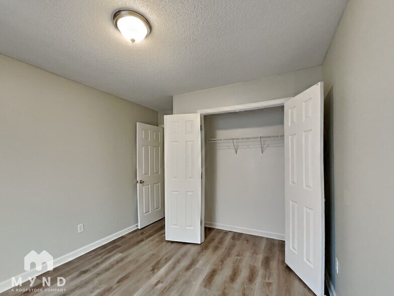 Building Photo - 3806 Sungrove Cir E