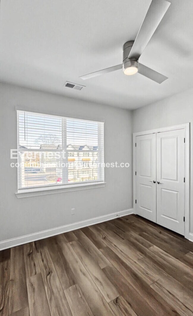 Building Photo - 2 Bed/2.5 Bath Townhome with Garage / Pet-Friendly / Available Now!