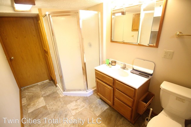 Building Photo - 3 br, 2 bath House - 535 E Minnehaha Parkway