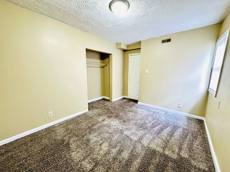 Building Photo - 824 Brentwood Ave