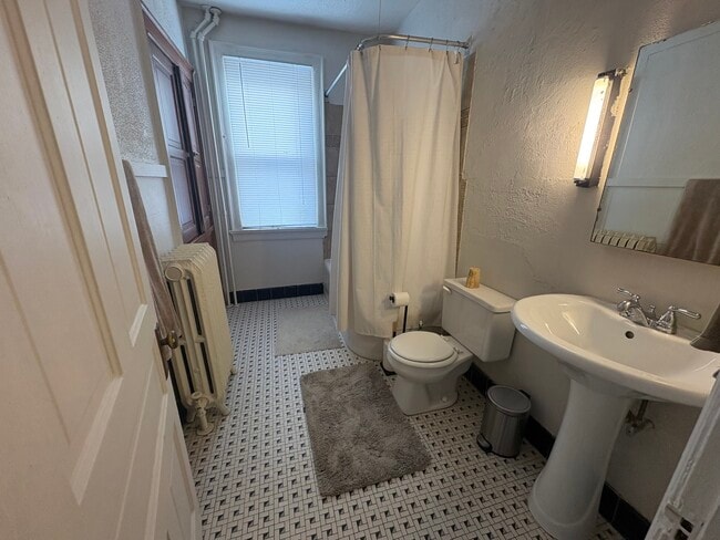 Building Photo - 3355 N Bartlett Ave