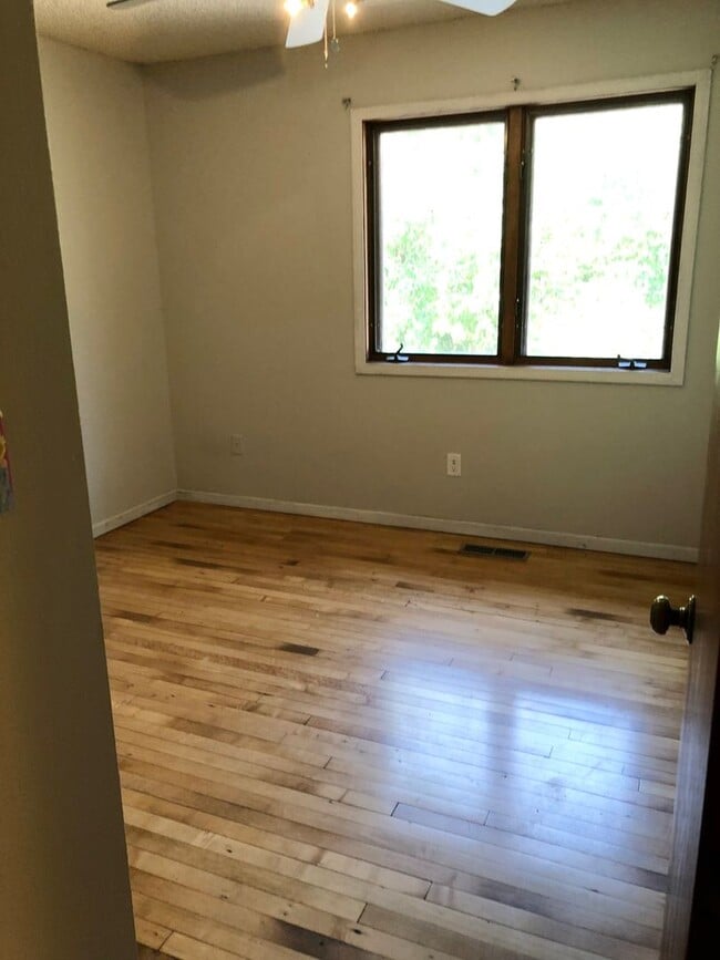 Building Photo - $3,050 |5 Bedroom 3 Bath |Fenced Backyard| Deck| Laundry| Basement