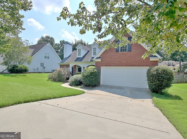 Building Photo - 77 Pine Crescent