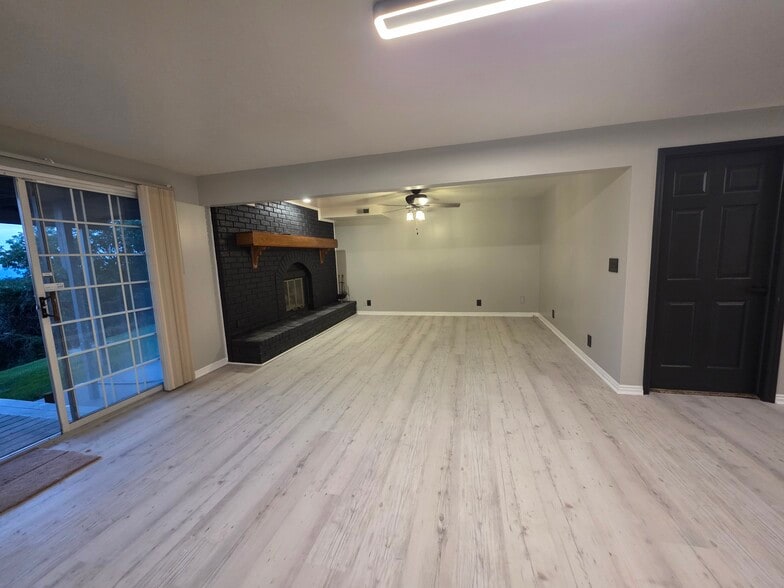 Living room - 5057 Ridgedale Dr