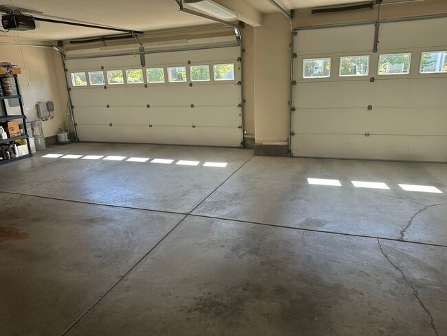 Building Photo - Located in the desirable Eagle Point Golf ...