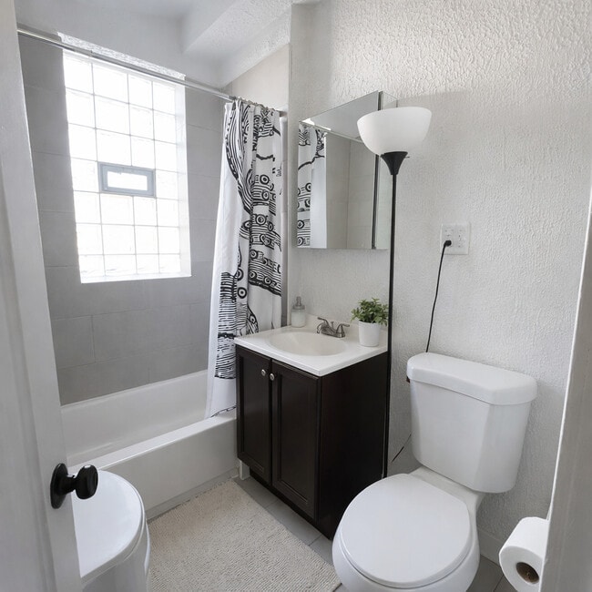 Building Photo - 2920 N Albany Ave