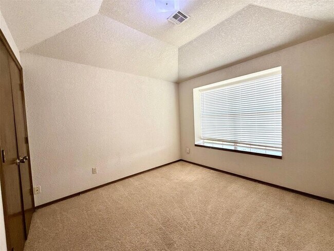 Building Photo - 304 Pine Cove Ct