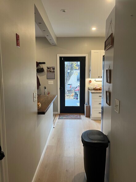 Building Photo - 130 Mount Vernon St