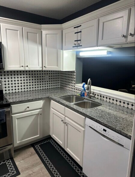 Building Photo - 15 Grove Park Rd