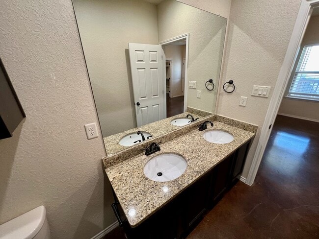 Building Photo - Luxury 3/2 Duplex in NBTX