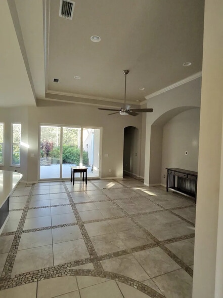 Large Living Room high ceilings with an oversized slider to the patio - 4353 Reflections Pky