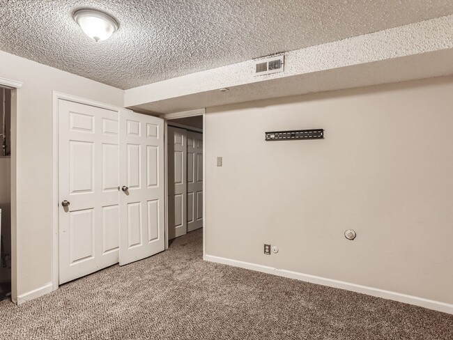 Building Photo - COMING IN MAY!!! Spacious 3 Bedroom 2.5 Ba...