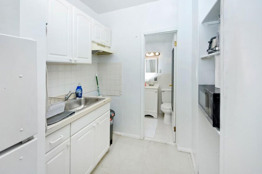 Building Photo - 135 E 94th St