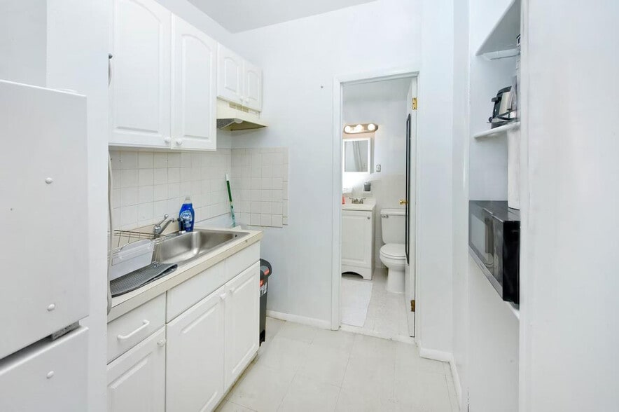 Building Photo - 335 E 94th St