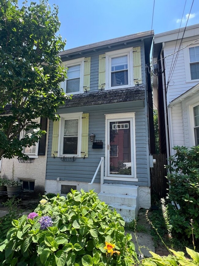 Building Photo - Stunning 2-Bedroom Townhome in West Cheste...