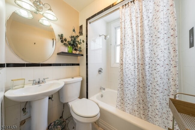 Building Photo - 529 Ainsworth St