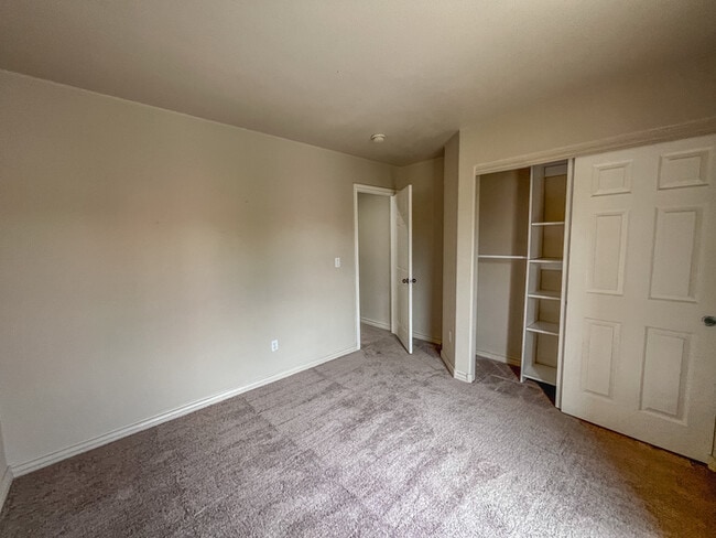 Building Photo - 2156 Summer Home St